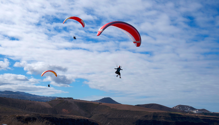 Christian Fernández del Valle guía a un grupo de pilotos extranjeros en un vuelo en Gran Canaria